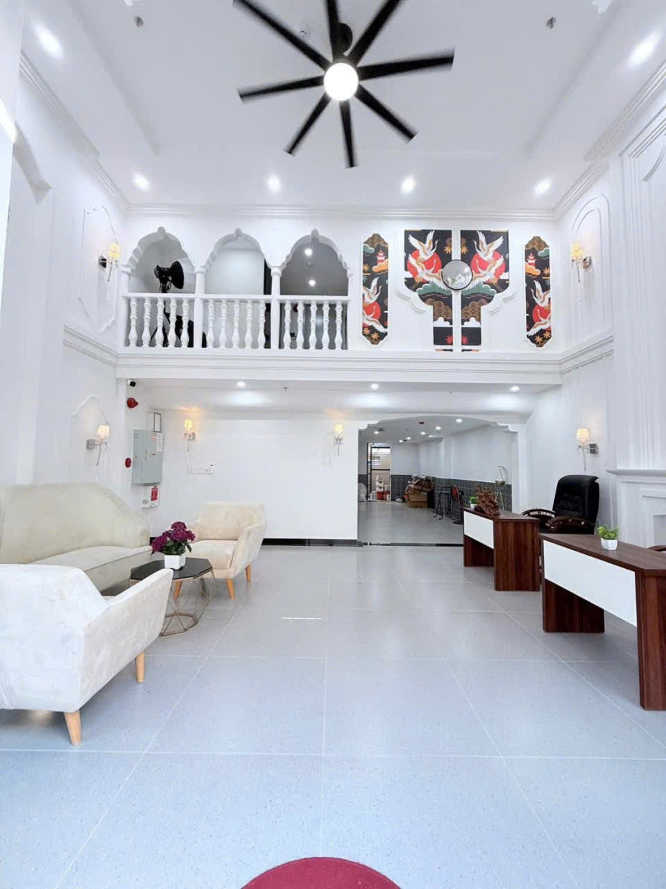 Quầy lễ tân và gác lửng lan can con tiện tại sảnh