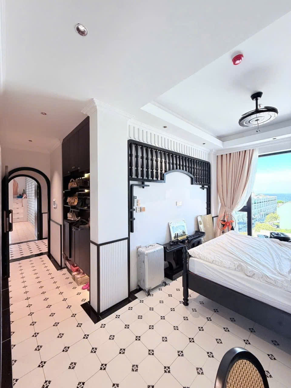Phòng ngủ kết hợp tủ đồ, cửa vòm dẫn sang phòng khác