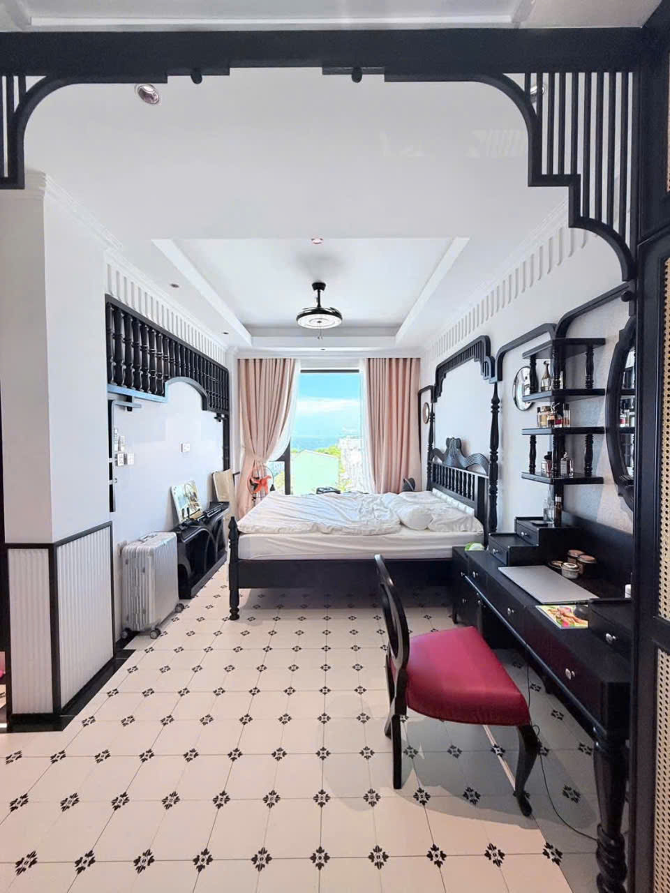 Phòng ngủ master view biển, bàn trang điểm gỗ sơn đen