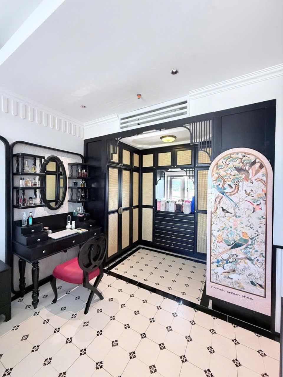 Góc trang điểm và tủ áo mây đan, tranh tường hoa điểu